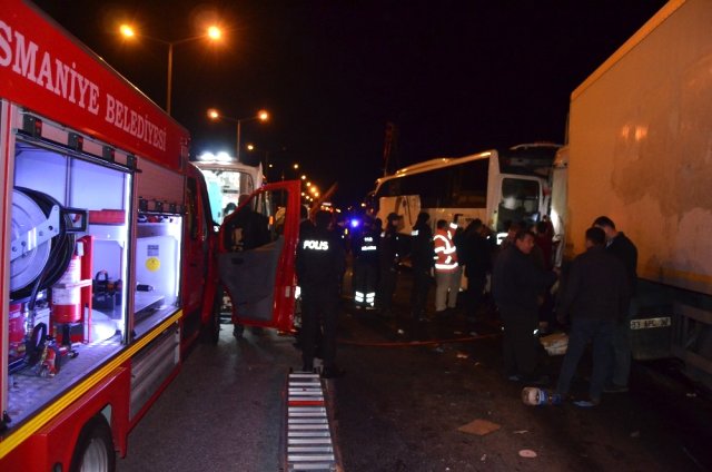Yolcu otobüsüyle TIR çarpıştı, 4 kişi yaralandı.