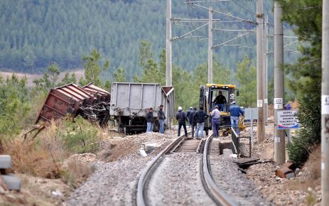 Yük treni raydan çıktı