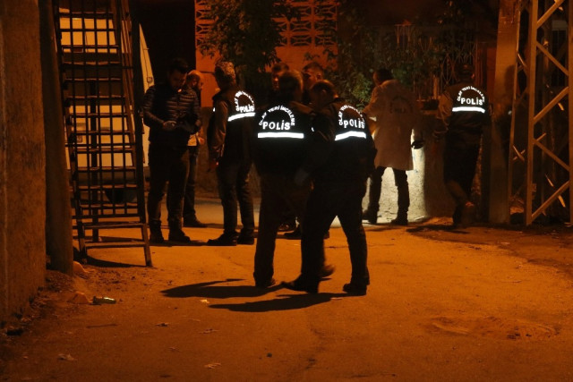 Yüzü Maskeli Çocuklar Karakol Arkasına Ses Bombası Attı.